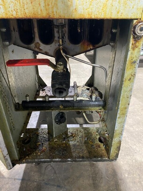 Black Diamond Commercial Natural Gas Powered Deep Fat Fryer! All Stainless Steel! On Legs! - Image 6 of 8