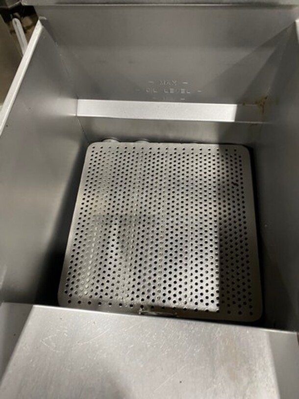 Pitco Commercial Natural Gas Powered Deep Fat Fryer! With Backsplash! All Stainless Steel! On Casters! Model: 40D SN: G20BB003784 - Image 5 of 9