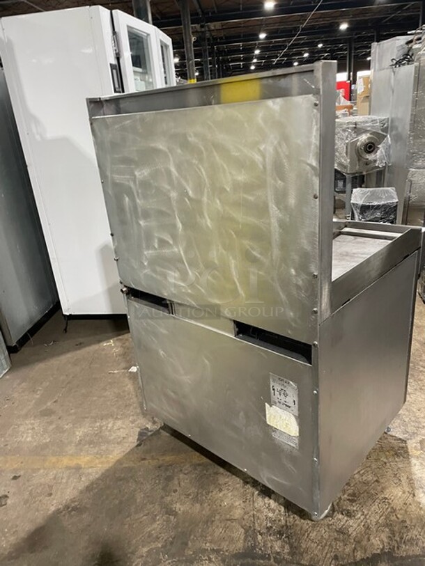 Amazing! Southbend Heavy Duty Commercial Natural Gas Powered 4 Burner Stove! With Left Sidle Flat Griddle! With Raised Back Splash! With Oven Underneath! All Stainless Steel! On Casters! Model P32DBBB! Working When Removed! - Image 3 of 9