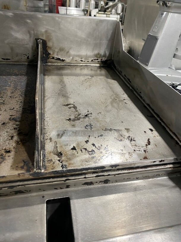 WoodStone Countertop Commercial Natural Gas Powered Flat Griddle! With Split Top! All Stainless Steel! With Back & Side Splashes! 120V 1 Phase! Model: WS-PL-4836-4-CT00NG SN: GP1b16OCT1807222! - Image 6 of 10