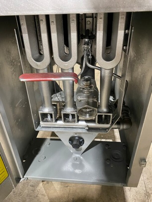 Apexra Commercial Natural Gas Powered Deep Fat Fryer! With 2 Metal Frying Baskets! All Stainless Steel! On Legs! - Image 6 of 8
