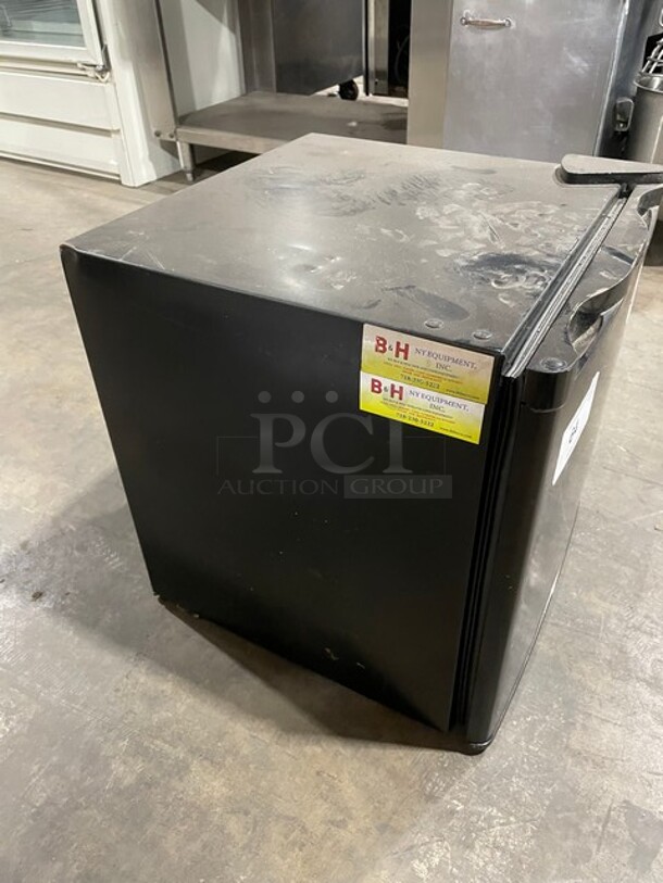Ever Chill Countertop Single Door Reach-in Refrigerator! With Mini Freezer Compartment! 115V! Model: BC-46 SN: 1102000173!   - Image 9 of 9