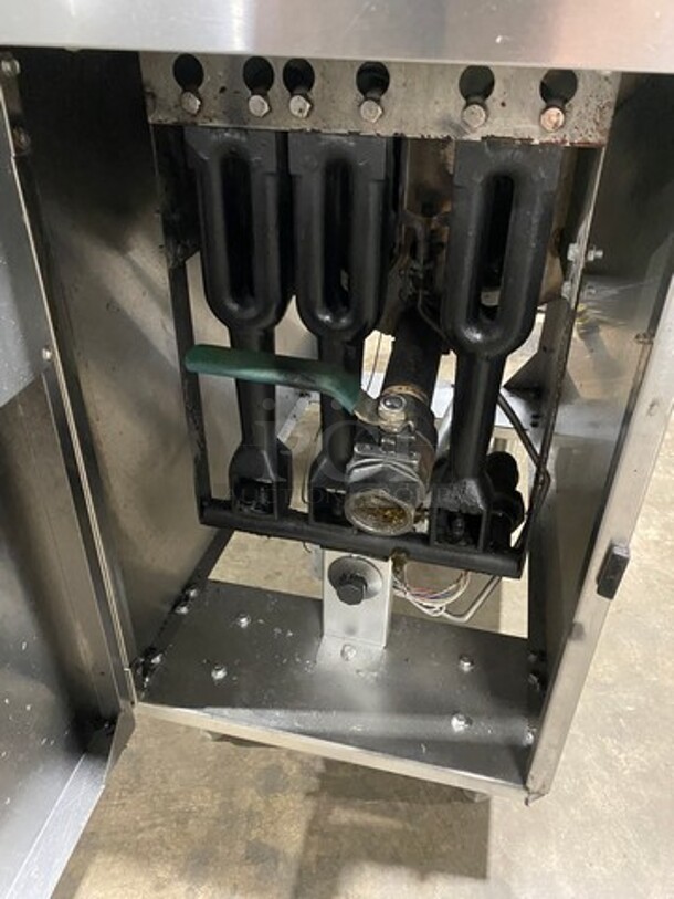 Atosa Commercial Natural Gas Powered Deep Fat Fryer! With 2 Metal Frying Baskets! All Stainless Steel! On Legs! - Image 7 of 8