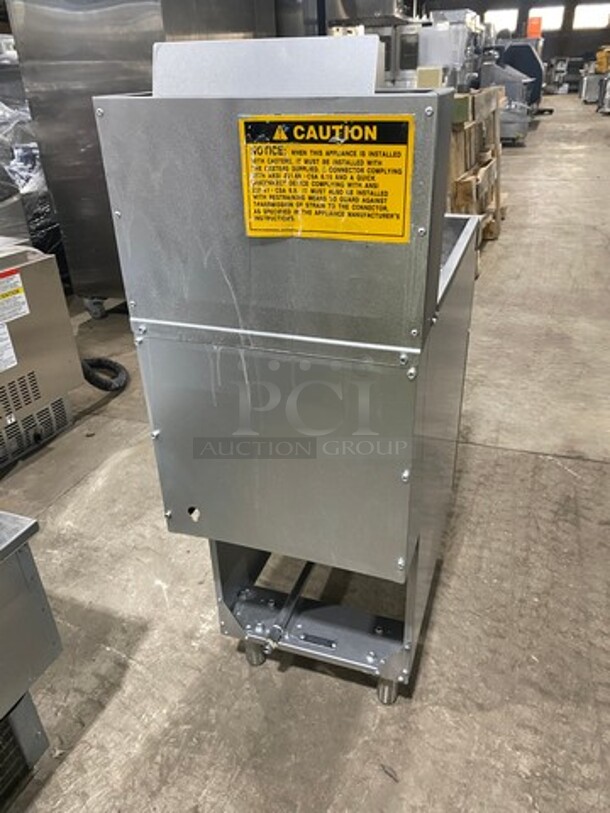 Avantco Commercial Natural Gas Powered Deep Fat Fryer! With 2 Metal Frying Baskets! With Back Splash! All Stainless Steel! On Legs! Model: FF300N SN: 18030273V - Image 4 of 9