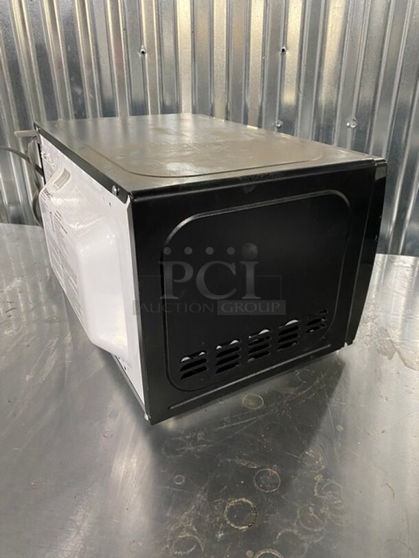 Hamilton Beach! Digital Microwave! 700 WATTS  - Image 4 of 9