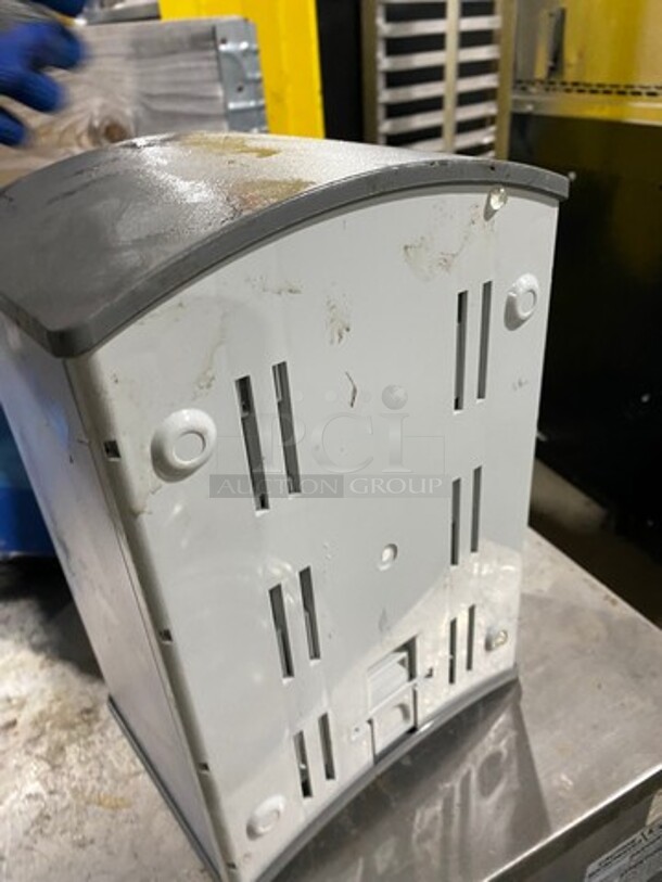 ALL ONE MONEY! Easy Nap Countertop Napkin Dispenser! - Image 5 of 6