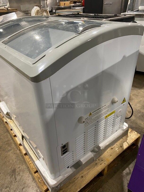 NEW Scratch And Dent Commercial Free Standing Chest Showcase Freezer! Model SD325 SN: SD0011900111904270028 115V 1PH - Image 2 of 9