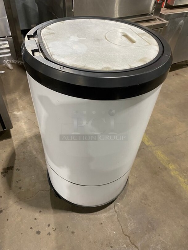 NICE! Reach In Outdoor Cooler! - Image 4 of 4