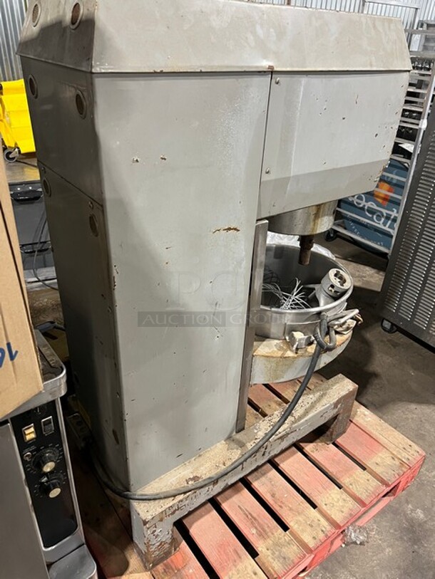 FAB! Vulcan Commercial Floor Style Metal Planetary 60 Quart Mixer w/ Mixing Bowl, Paddle Attachment, Whisk Attachment and Dough Hook Attachment! Model FM60 SN:810817 208V 3PH  - Image 9 of 9
