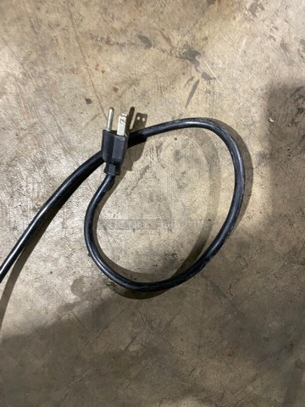 2010 Leader Commercial Refrigerated Bakery Display Case Merchandiser! With Curved Front Glass! With Rear Access Doors! Stainless Steel Body! Model: RHDL48 SN: PT10M1682D 115V 60HZ 1 Phase - Image 7 of 8