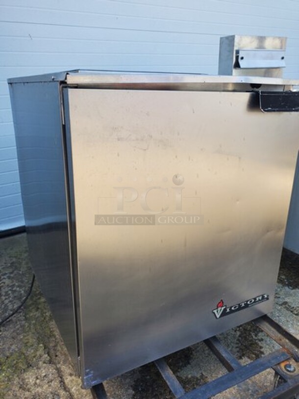 Victory Single Door Refrigerator|115V|27"X29"X30"|Working! - Image 4 of 4