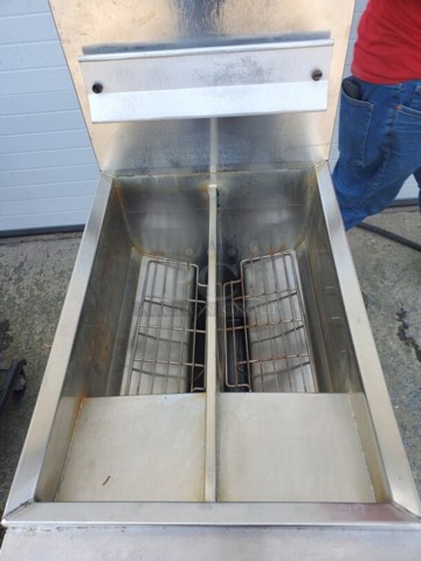 Frymaster  MJH50-2SD 50 lb. Split Pot High Efficiency Electric Floor Fryer with Computer Magic Controls|Natural Gas|120V/Single Phase - Image 7 of 7
