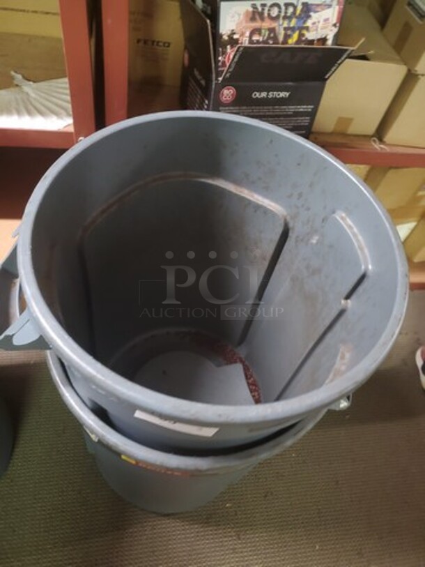 Rubbermaid 32 Gallon/121.1L Grey Brute Trash Can with Lid BIDX2 - Image 2 of 2