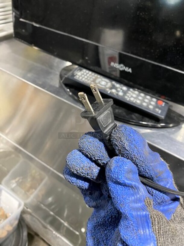 Insignia Flat Screen TV! With Remote! Model: NS24LD100A13 SN: 121124DU003898 120V - Image 4 of 6