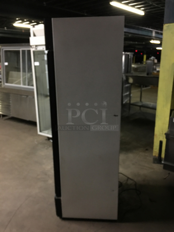 True Commercial Single Door Reach In Cooler Merchandiser! With Poly Coated Racks! With View Through Door! Model: GDM-19 SN: 12873143 115V 60HZ 1 Phase - Image 3 of 8
