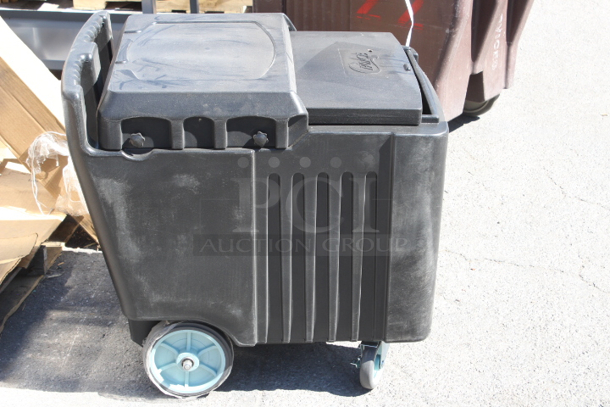 BRAND NEW NEAR PERFECT CONDITION! Choice 125 lb. Black Mobile Ice Bin 23x32x29 - Image 4 of 4