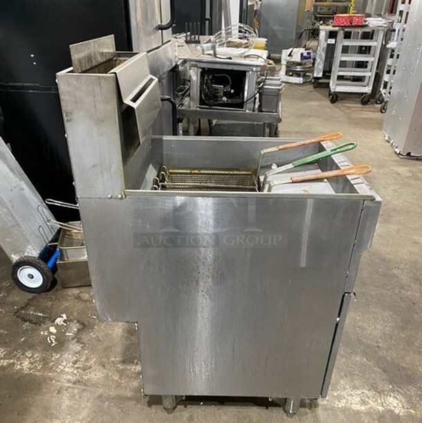 Cecilware Commercial Natural Gas Powered! Deep Fat Fryer! With 3 Metal Frying Baskets! All Stainless Steel! On Legs! MODEL FMS705NAT - Image 2 of 8