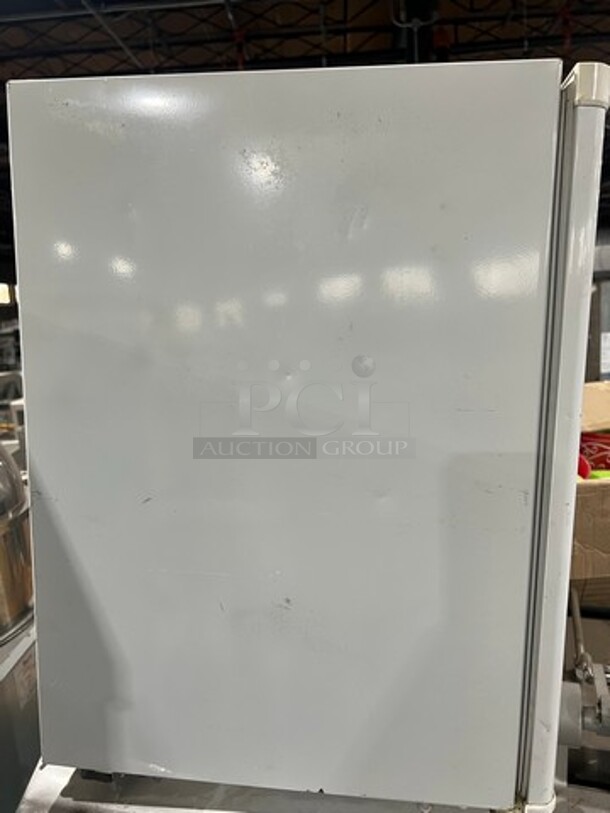 Magic Chef Countertop/ Undercounter Mini Refrigerator! Model: HMBR265WE - Image 5 of 7