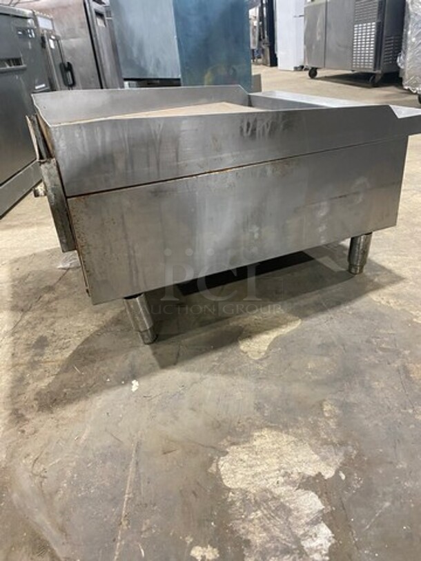 Cook Rite Commercial Countertop Natural Gas Powered Flat Top Griddle! With Back And Side Splashes! All Stainless Steel! On Legs! - Image 4 of 10