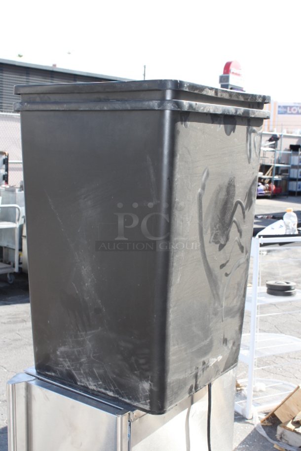 BRAND NEW SCRATCH & DENT! Lavex 475SQ35BK 35 Gallon Black Square Trash Can. 2x Your Bid - Image 3 of 6