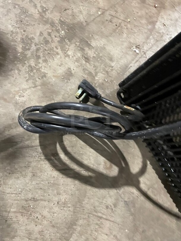 True Commercial Single Glass Door Reach In Refrigerator Merchandiser! With Poly Coated Racks! 115V 1 Phase! Model: GDM-26-HC-LD SN:8834036! - Image 8 of 8