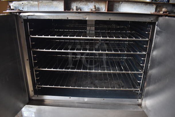 Vulcan Stainless Steel Commercial Natural Gas Powered Full Size Convection Oven w/ Solid Doors, Metal Oven Racks and Thermostatic Controls. - Image 4 of 6