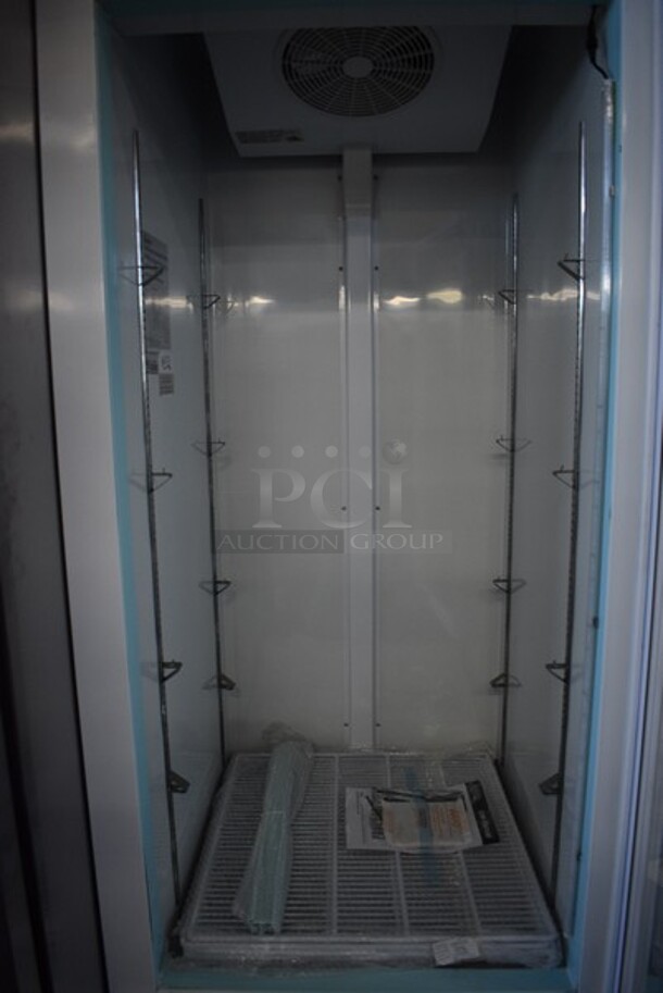 BRAND NEW SCRATCH AND DENT! Avantco Model 178GDC24FHCW Metal Commercial Single Door Reach In Freezer Merchandiser w/ Poly Coated Racks on Commercial Casters. 115 Volts, 1 Phase, 31x34.5x87. Tested and Working! - Image 4 of 7