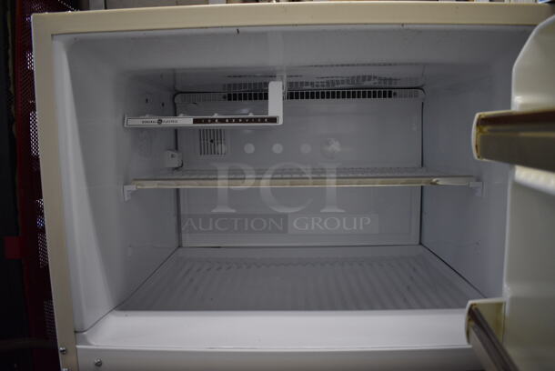 General Electric Cooler Freezer Combo Unit. 30.5x31x65. Tested and Powers On But Does Not Get Cold - Image 4 of 7