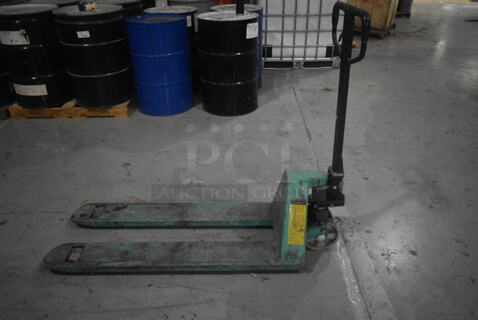 Green Metal 5,500 Pound Capacity Pallet Truck Pallet Jack