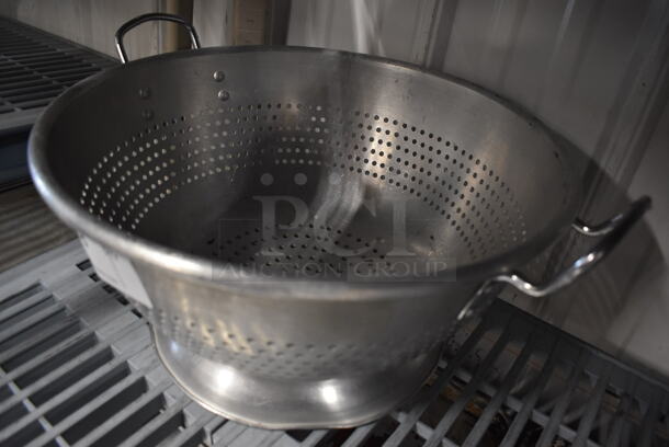 Metal Colander. 19x16x10 - Image 2 of 3