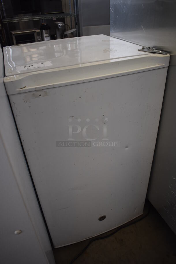 GE GME04GGKBWW Metal Mini Cooler. 115 Volts, 1 Phase. 19.5x21.5x33.5. Tested and Powers On But Does Not Get Cold - Image 2 of 6