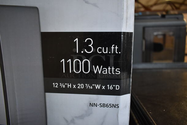 BRAND NEW SCRATCH AND DENT! Panasonic NN-SB65NS Stainless Steel Commercial Countertop Microwave Oven w/ Plate.  - Image 3 of 8