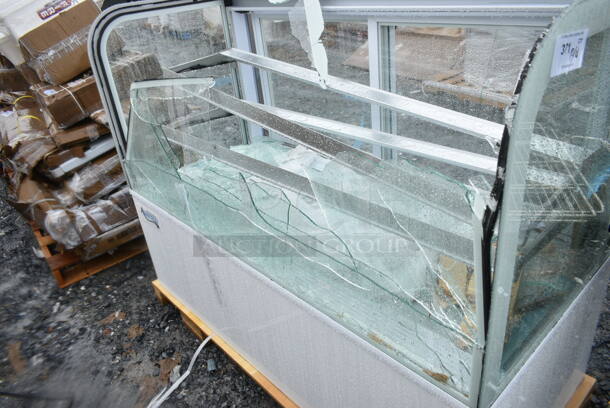 BRAND NEW SCRATCH AND DENT! Avantco 193BCD60W 60" Curved Glass White Dry Bakery Display Case. See Pictures for Broken Glass. 110-120 Volts, 1 Phase.  - Image 4 of 11