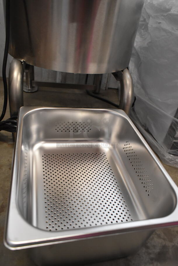 BRAND NEW SCRATCH AND DENT! 2022 Avantco 177PPF40 Stainless Steel Commercial Floor Style 40 Pound Potato Peeler. 120 Volts, 1 Phase. Tested and Working! - Image 10 of 11