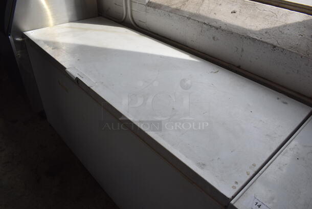 Frigidaire Metal Chest Freezer. 115 Volts, 1 Phase. Tested and Does Not Power On - Image 2 of 5