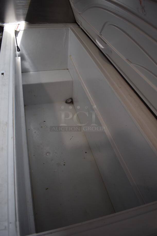 Frigidaire Metal Chest Freezer. 115 Volts, 1 Phase. Tested and Does Not Power On - Image 4 of 5