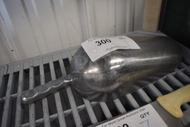 Metal Ice Scoop. 14x5.5x3 - Image 1 of 2