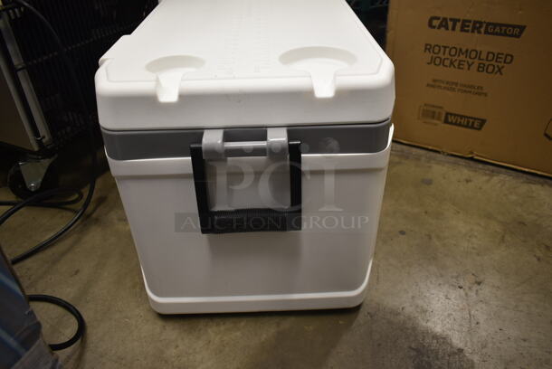 LIKE NEW! Igloo 50548 Marine Ultra 70 Qt. White Cooler with Comfort Grip Handles - Image 5 of 10