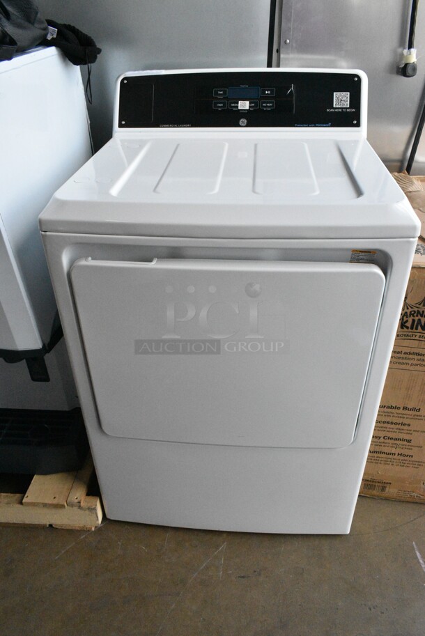 BRAND NEW SCRATCH AND DENT! General Electric GE VTD56EASVOWB 7.4 cu. ft. Front Load Electric Commercial Dryer - Free Use / App Payment / Coin Compatible. 120/208-240 Volts, 1 Phase. - Image 2 of 7