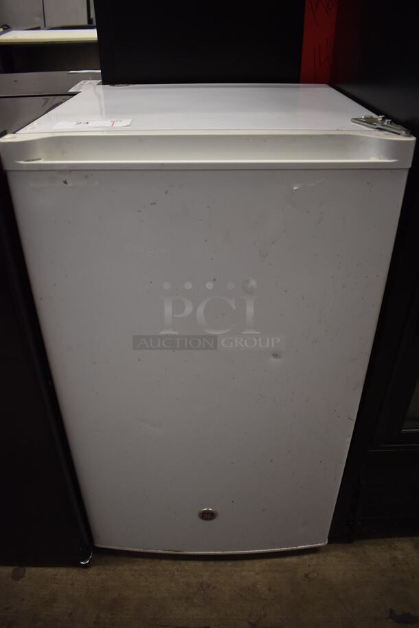 GE GME04GGKBWW Metal Mini Cooler. 115 Volts, 1 Phase. 19.5x21.5x33.5. Tested and Powers On But Does Not Get Cold - Image 1 of 6