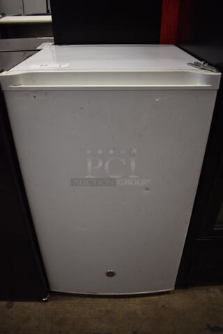 GE GME04GGKBWW Metal Mini Cooler. 115 Volts, 1 Phase. 19.5x21.5x33.5. Tested and Powers On But Does Not Get Cold