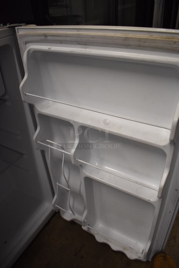 GE GME04GGKBWW Metal Mini Cooler. 115 Volts, 1 Phase. 19.5x21.5x33.5. Tested and Powers On But Does Not Get Cold - Image 5 of 6