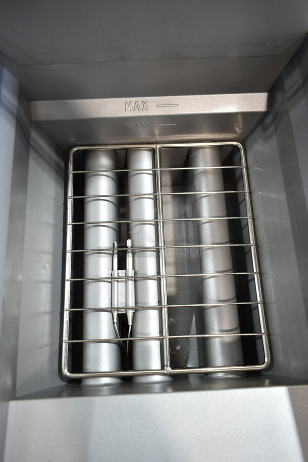 BRAND NEW SCRATCH AND DENT! 2024 Avantco 177FFES40N 35-40 lb. Natural Gas Stainless Steel Floor Fryer w/ 2 Metal Fry Basket. 70,000 BTU - Image 5 of 7