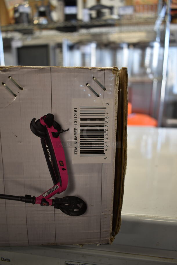 BRAND NEW SCRATCH AND DENT! Razor E90 Electric Powered Scooter. - Image 6 of 6