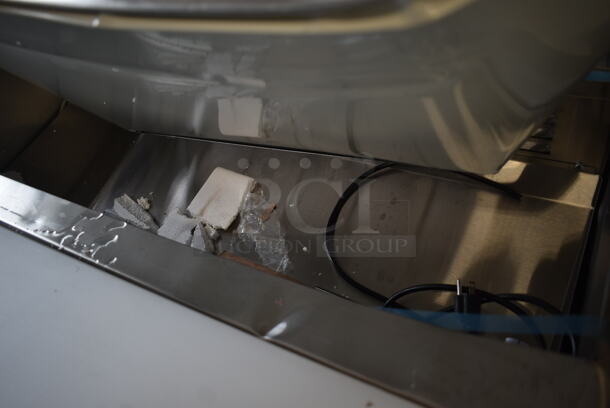 BRAND NEW SCRATCH AND DENT! 2023 Avantco 178APT48HC Stainless Steel Commercial Sandwich Salad Prep Table Bain Marie Mega Top on Commercial Casters. 115 Volts, 1 Phase. Tested and Working! - Image 5 of 9