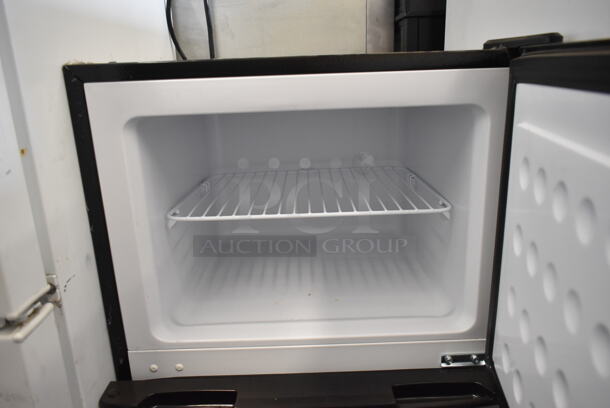 BRAND NEW SCRATCH AND DENT! Thomson TFR725 7.5 CF Refrigerator with Top Freezer Platinum. 115 Volts, 1 Phase. Tested and Working! - Image 2 of 4