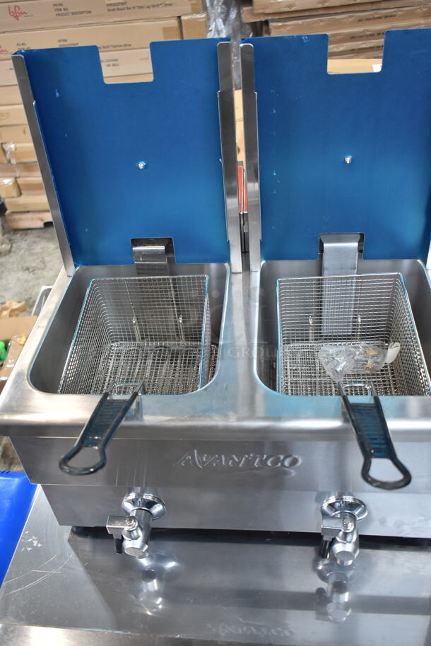 BRAND NEW SCRATCH AND DENT! 2023 Avantco 177F202 Stainless Steel 30 lb. Dual Tank Medium-Duty Electric Countertop Fryer w/ 2 Baskets and 2 Lids. 208/240 Volts, 1 Phase. - Image 5 of 9