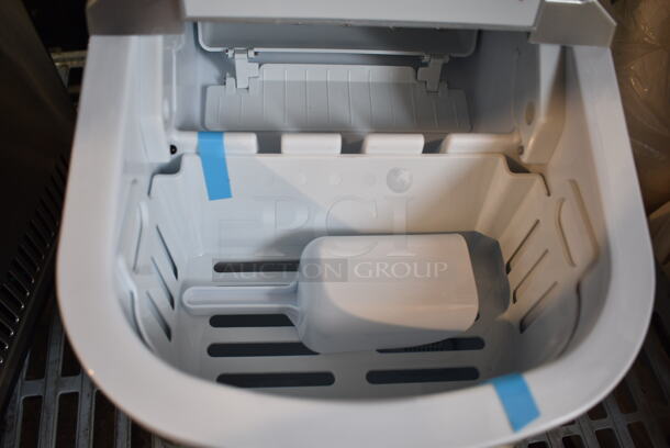 BRAND NEW SCRATCH AND DENT! Whynter IMC-270MS Metal Countertop Compact Portable Ice Maker 27 lb capacity. 115 Volts, 1 Phase. Tested and Working! - Image 3 of 4