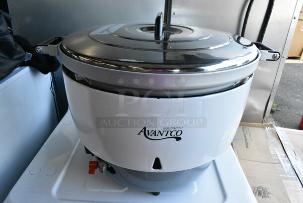 BRAND NEW SCRATCH AND DENT! Avantco 177GRC110NAT Natural Gas 110 Cup (55 Cup Raw) Gas Rice Cooker. 14,000 BTU - Image 2 of 9