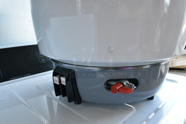 BRAND NEW SCRATCH AND DENT! Avantco 177GRC110NAT Natural Gas 110 Cup (55 Cup Raw) Gas Rice Cooker. 14,000 BTU - Image 4 of 9